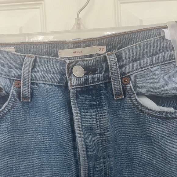 Levi’s Wedgie Distressed Hem - Picture 2 of 2